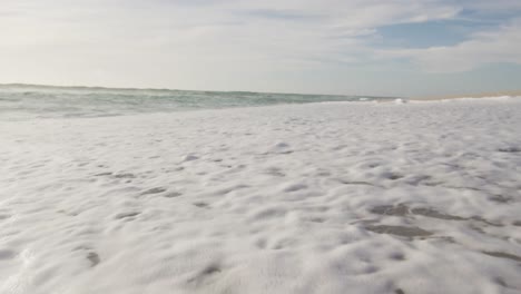 Meereslandschaft,-Strand-Und-Wogendes-Meer-Bei-Sonnenuntergang