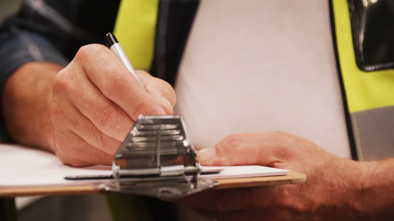 sección media del ingeniero escribiendo en el clipboard