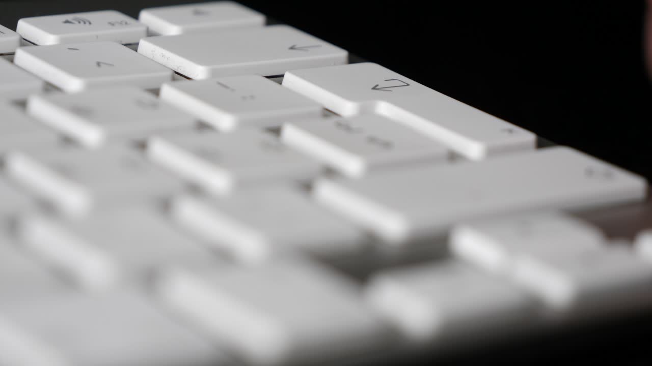 dedo presionando varias veces el botón enter en el teclado.