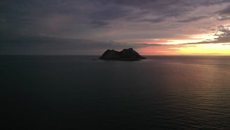 Fondo-Con-Isla-Al-Atardecer-Y-Vuelo-Descendente