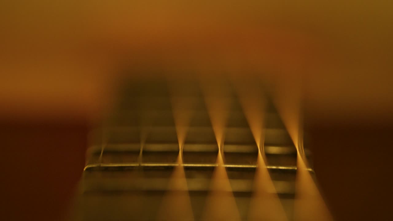 las cuerdas de la guitarra acústica macro focus pull 4k