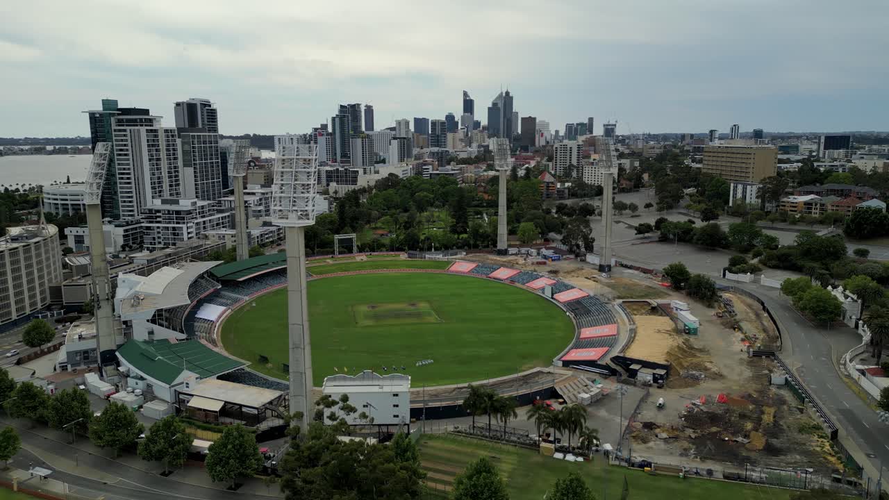 drones en círculos alrededor del estadio deportivo de waca cricket en perth con la vista de los edificios del horizonte en el fondo, australia occidental