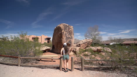 vista trasera de una mujer caminando en el parque de petroglifos de bloomington, utah, ee.uu.