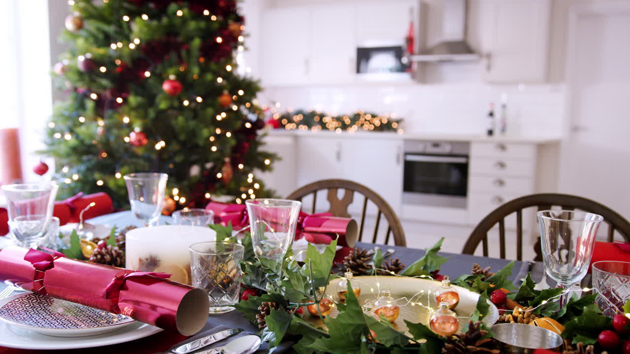 una mesa de comedor preparada para la cena de navidad, con un árbol de navidad y un fondo de cocina, bokeh