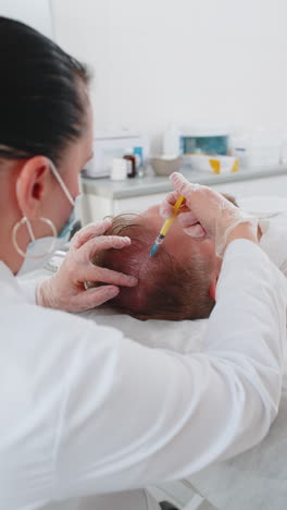 tricólogo haciendo hombre procedimiento de regeneración del cabello dermapen microneedling inyección de exosomas de vitamina