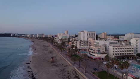 un drone temprano en la mañana sobre las playas casi vacías de la ciudad turística española de cala millor.