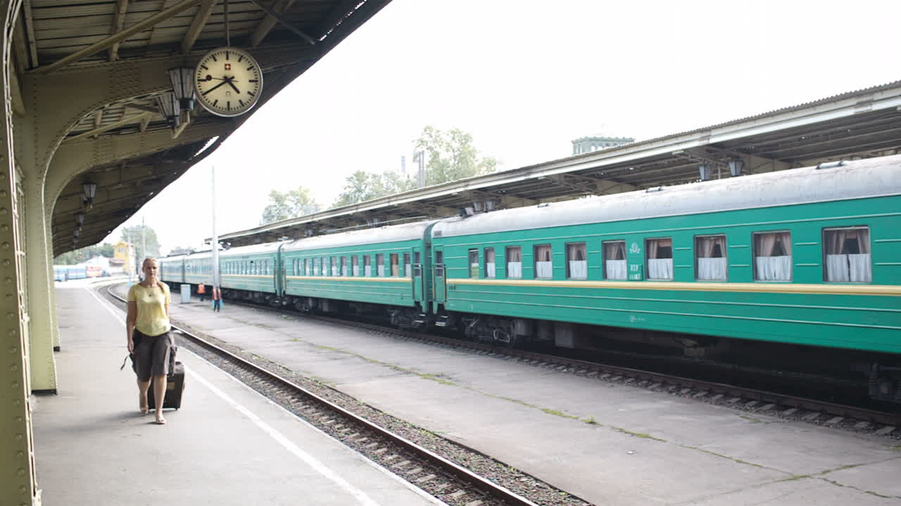 Wanita dengan koper di stasiun