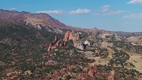 Hoch-Aufragende-Felsformationen-Des-Garden-Of-The-Gods-In-Colorado-Inmitten-Von-Wacholder-Pinyon-Buschlandschaften