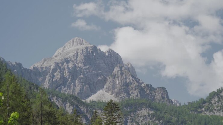 Timelapse af den naturskønne Sava Dolinka, Slovenien, der indfanger majestætiske bjerge