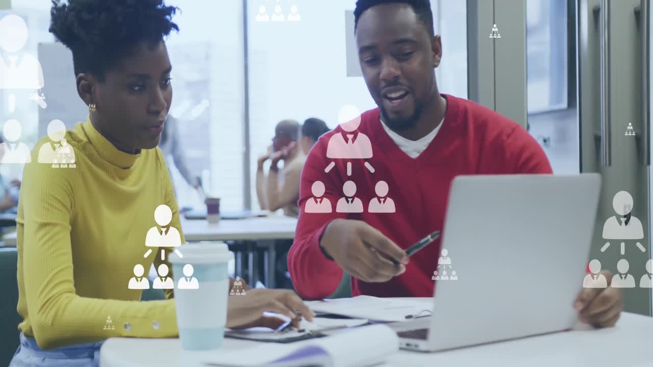 Animazione di icone digitali su diversi professionisti in ufficio