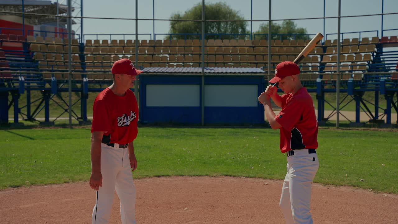 Allenamento di baseball con un allenatore