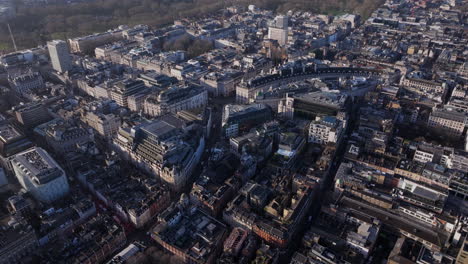 Dolly-Zurück-Schwenk-Nach-Oben-Luftaufnahme-über-Central-London-Soho-Und-Belgravia