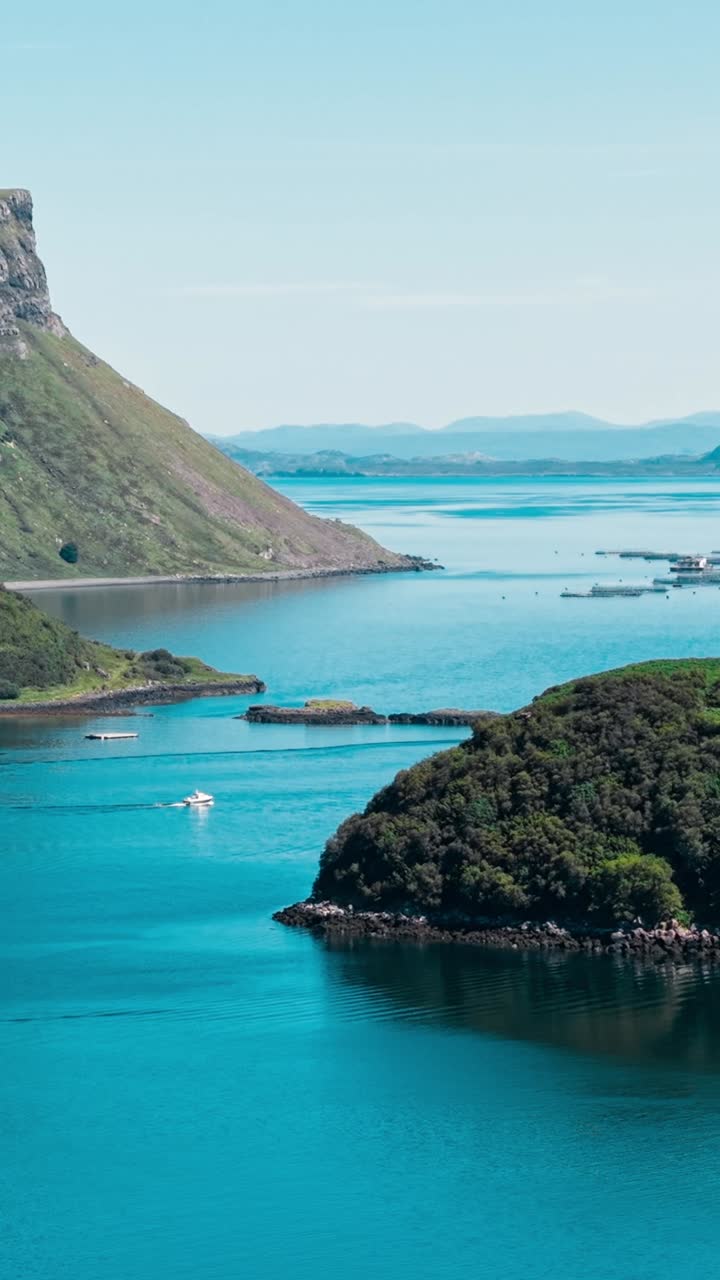 Splendida vista aerea del paesaggio costiero e dei corsi d'acqua della Scozia