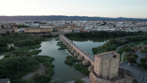 Vista-Aérea-Del-Puente-Romano-Y-La-Mezquita-catedral-En-Córdoba,-España-Durante-La-Hora-Azul