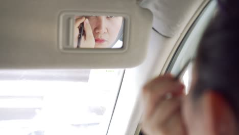 mujer conduciendo un coche y hacer
