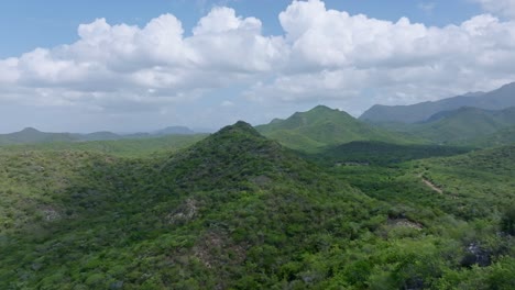 montañas verdes y paisajes prístinos, beni en la república dominicana