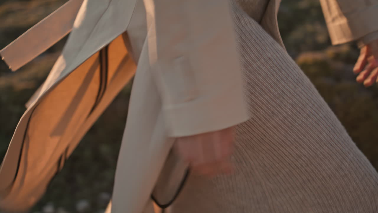 녹색 언덕을 고 있는 여성의 몸. 인식되지 않은 편안한 소녀가 가는 빛