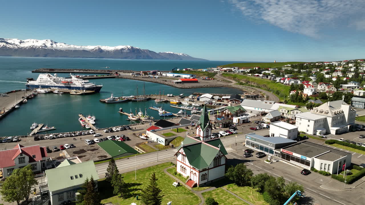 아이슬란드 후사비크 에 있는 초록색 지붕 을 가진 목조 교회