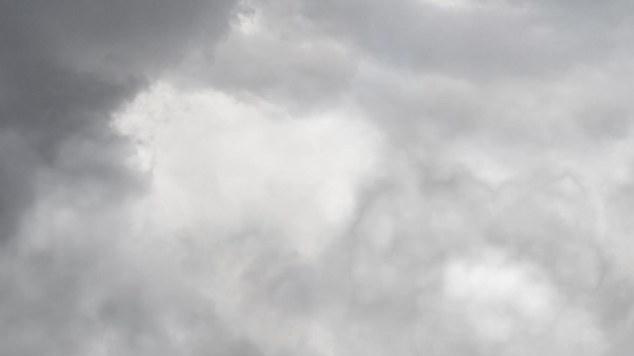 빛과 어두운 구름 폭풍, 천둥 폭풍