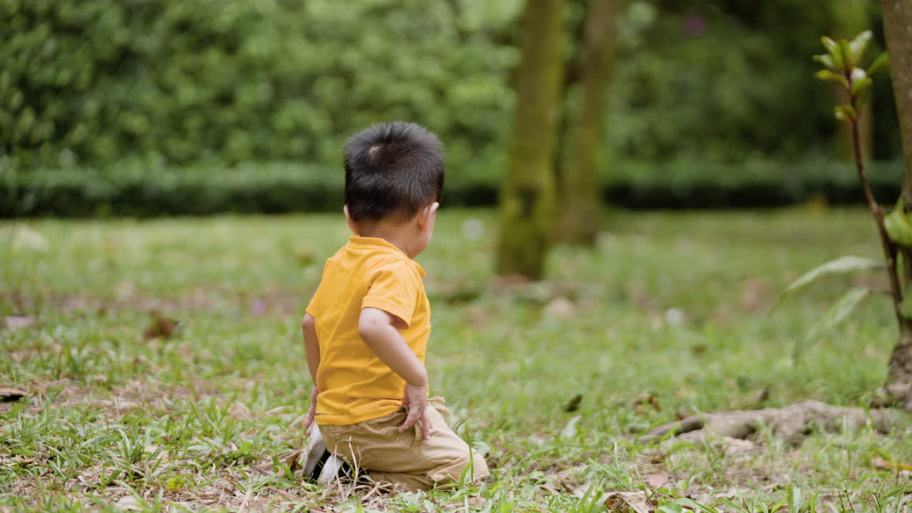 야외에서 작은 아시아 아이