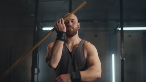 hombre trabajando con un poste en el gimnasio
