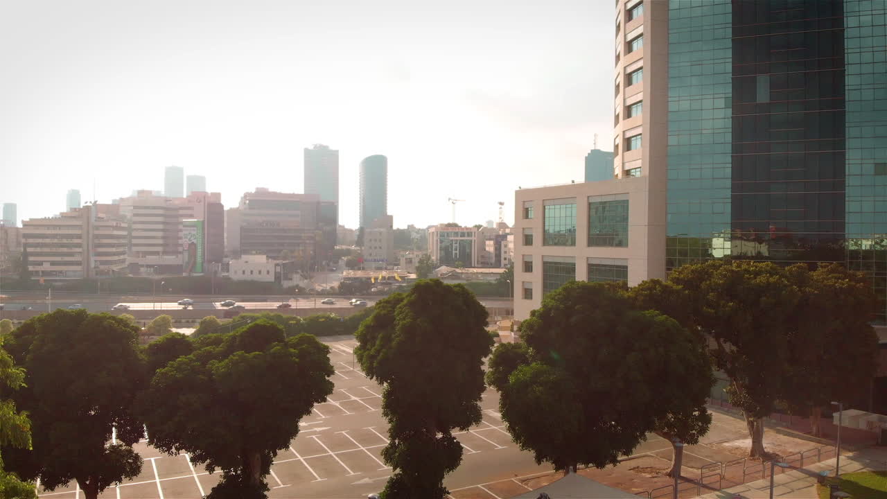 Visão aérea das árvores e arranha-céus da cidade de Tel Aviv