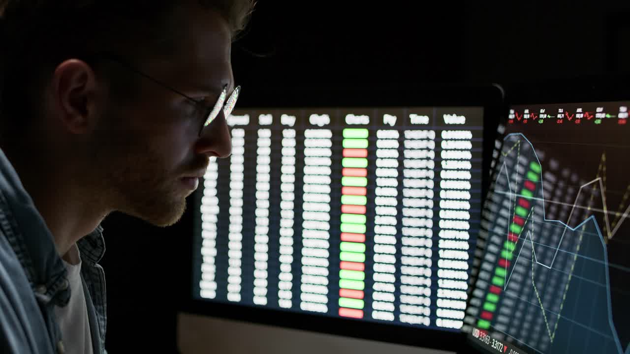 hombre trabajando hasta tarde en el mercado de valores