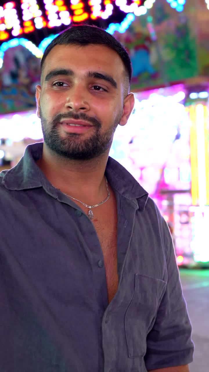 Hombre haciéndose un selfie en una feria