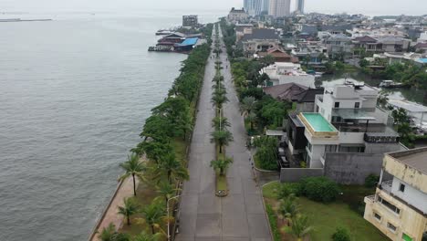 carretera costera con zona residencial y frente al mar