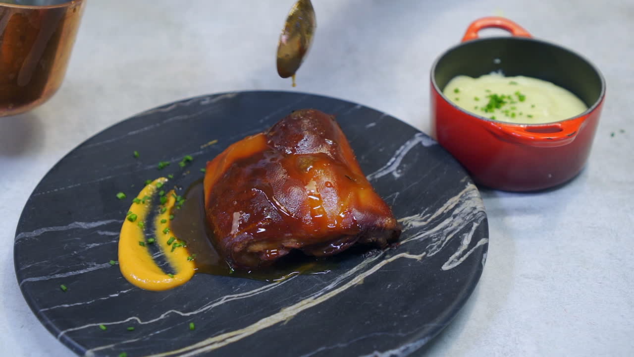 cochinillo asado con puré de verduras y puré de patatas