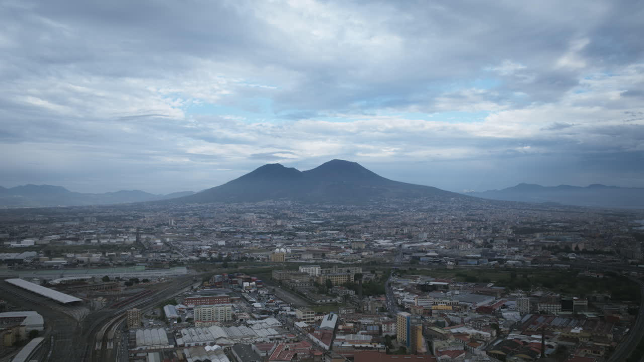 Nopea ilmakuvan hyperlapse-zoomaus pilvistä, jotka lentävät Vesuvius-vuoren ohi Napolissa, Italiassa