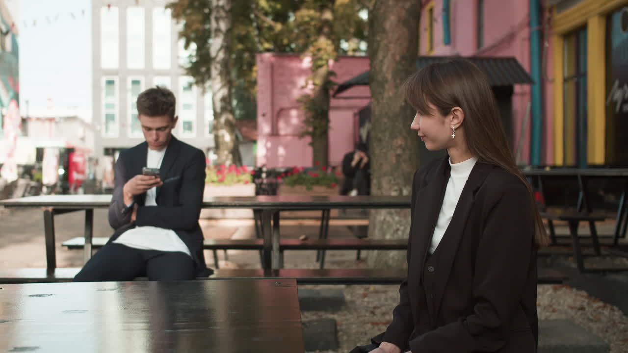 una adolescente mirando a un niño