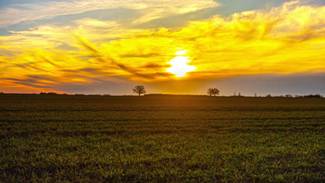 Farbenfroher-Sonnenaufgang-Im-Zeitraffer-Mit-Schnell-Ziehenden-Wolken,-Weitwinkelaufnahme