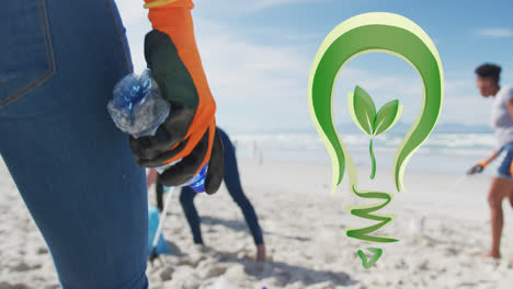 animación del logotipo de la bombilla verde sobre un grupo diverso recogiendo basura de la playa