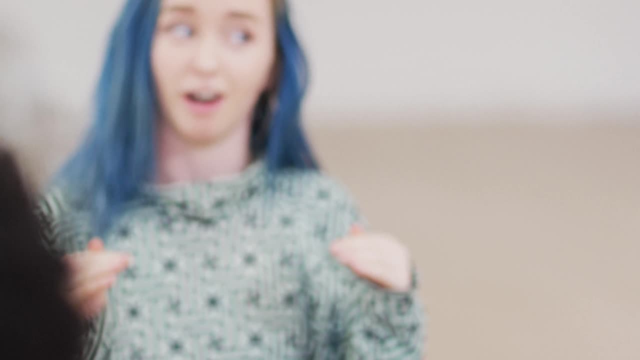 행복한 다양한 남녀 댄서들이 댄스 스튜디오에서 논의하고, 느린 동작