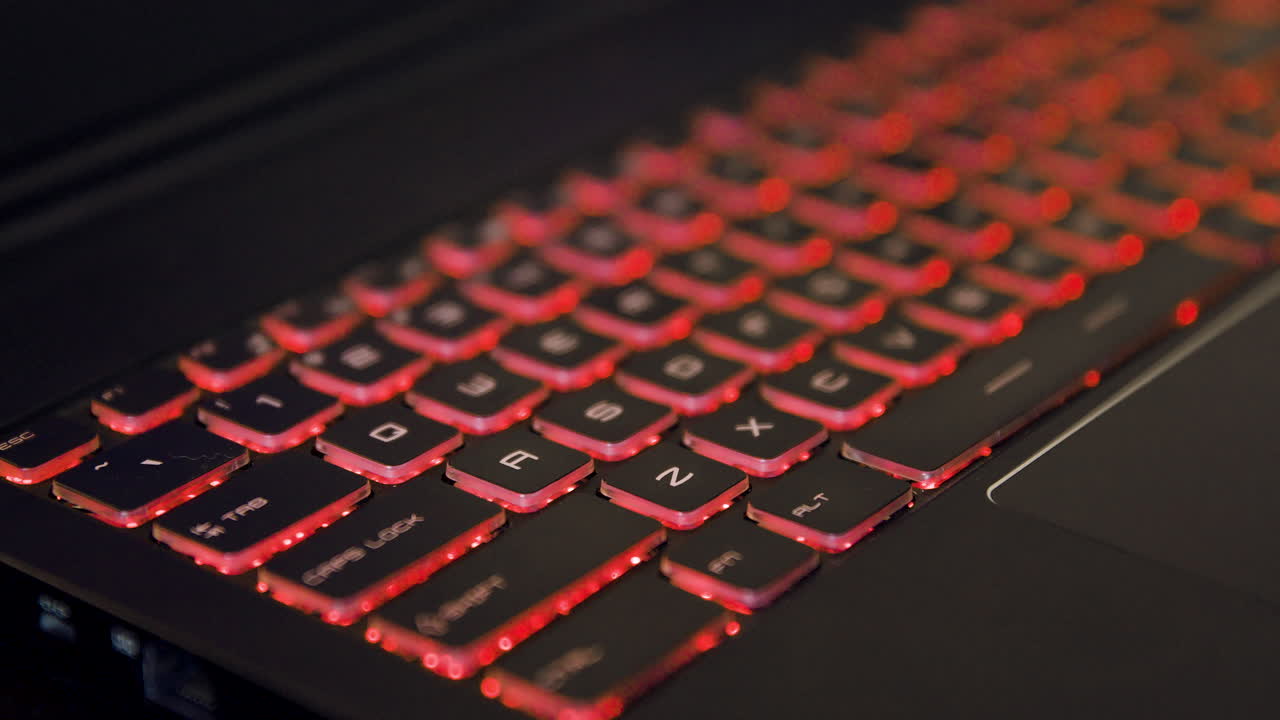 teclado de computadora portátil: los bastidores de la cámara se enfocan en las teclas