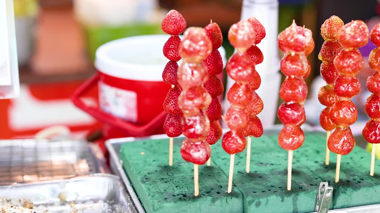 시장 상점 에서 전시 된 캔디 된 과일 스피어