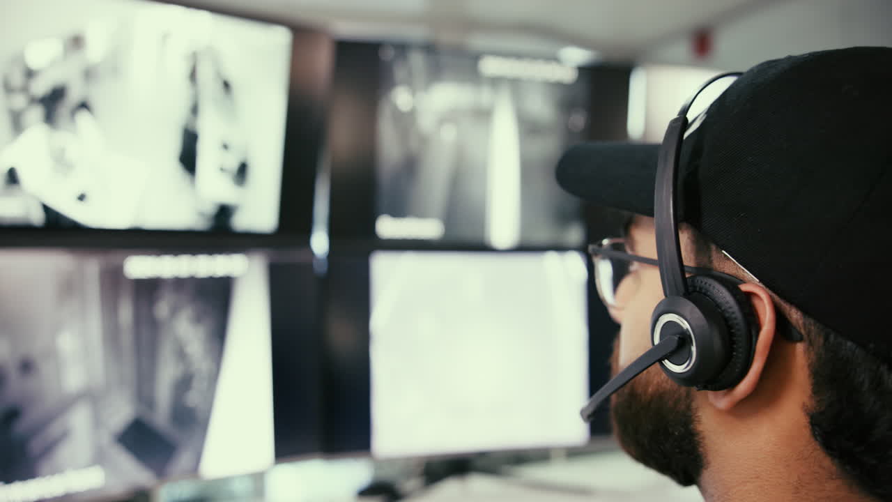 pantallas de vigilancia de monitoreo de guardia de seguridad