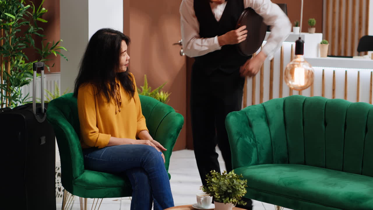 아시아 여행자가 pos에서 신용카드로 지불합니다.