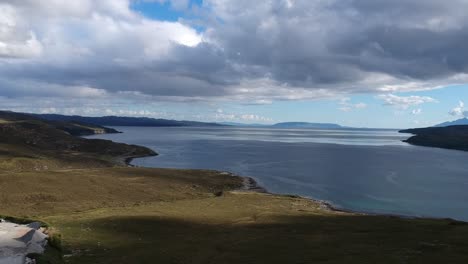 Toma-De-Drone-Del-Punto-De-Vista-Del-Lago-De-Montaña-Escocés