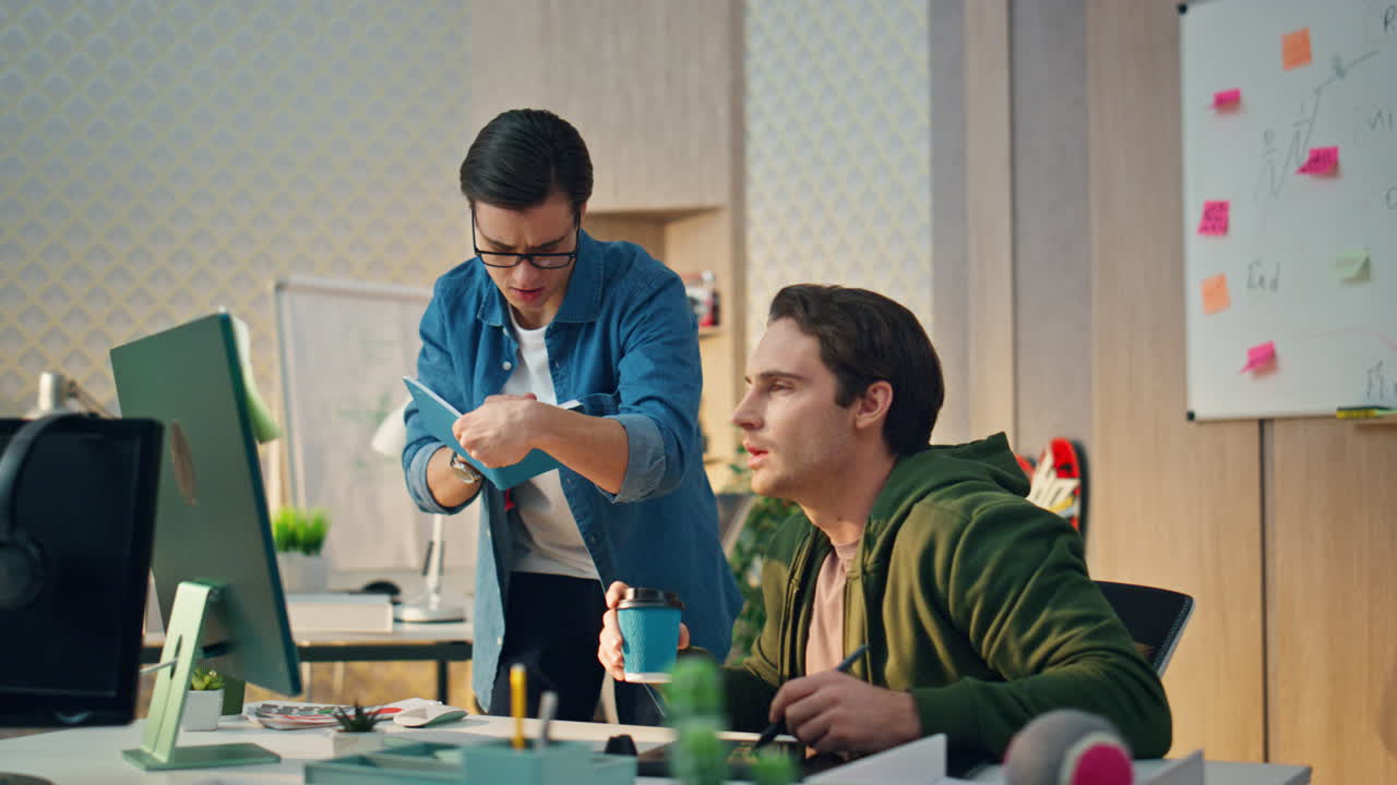 친근한 동료들이 함께 컴퓨터를 사용하고 사무실에서 팀워크 개념