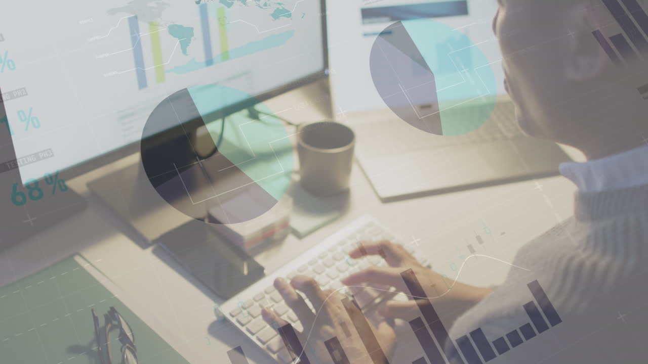 animación del procesamiento de datos financieros sobre hombre de negocios biracial