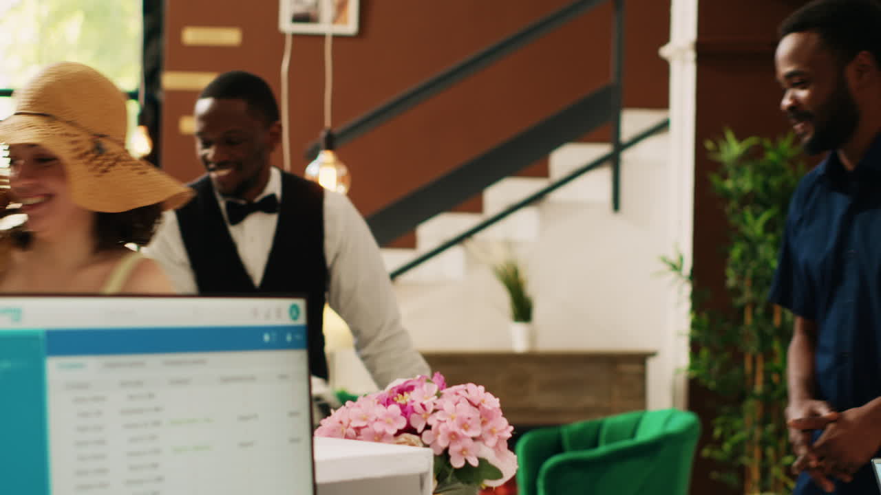 empleado dando la tarjeta de llave al cliente