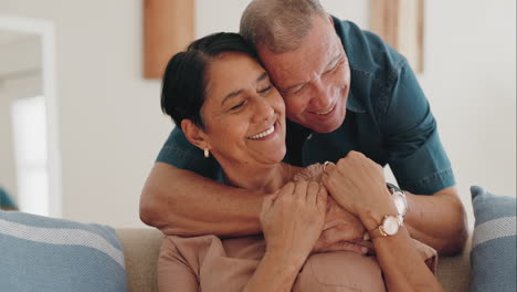 Amor,-Hogar-Y-Feliz-Abrazo-De-Pareja-De-Ancianos.