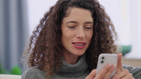 mujer en el teléfono celular usando las redes sociales