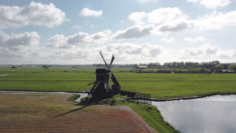 Drohnenschuss,-Der-Sich-Um-Eine-Windmühle-In-Einer-Typischen-Holländischen-Landschaft-In-4k-Dreht