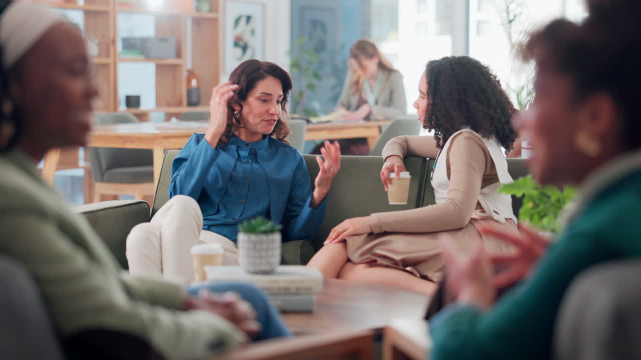 공동 작업 공간에 있는 사업가 여성