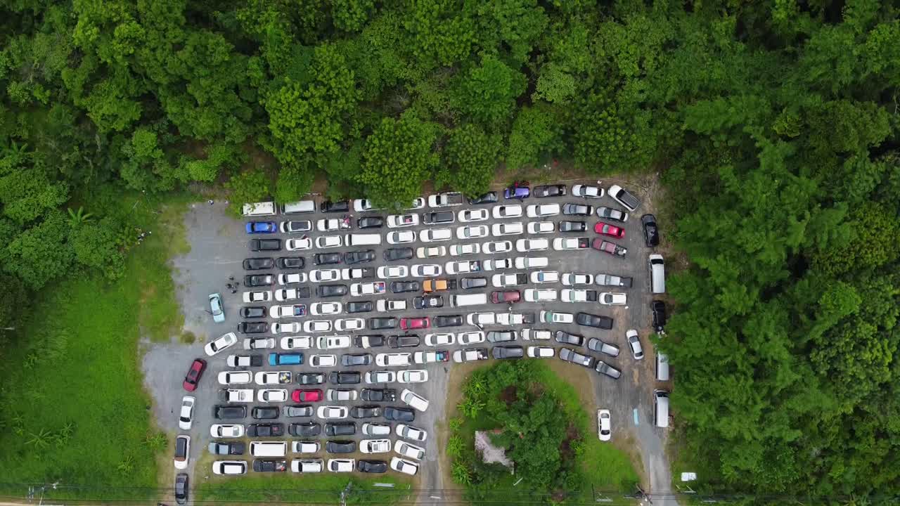 항공:정글 숲으로 둘러싸인 자동차로 가득 찬 고속도로 위를 비행하는 드론, 코창 섬에서 본토, 태국, 아시아로 가는 페리를 기다리는 줄에 갇힌 사람들