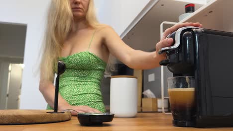 mujer haciendo cafe