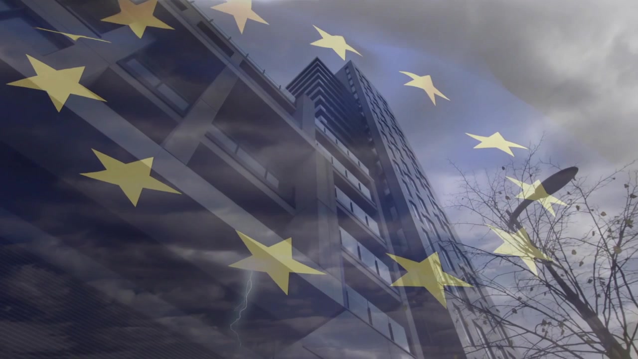 Dopo un lampo che fa fluttuare stelle dorate sulla facciata di un grattacielo, simboleggiando l'unità dell'UE.